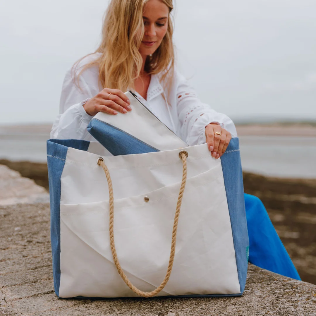 Beach bag customer scene